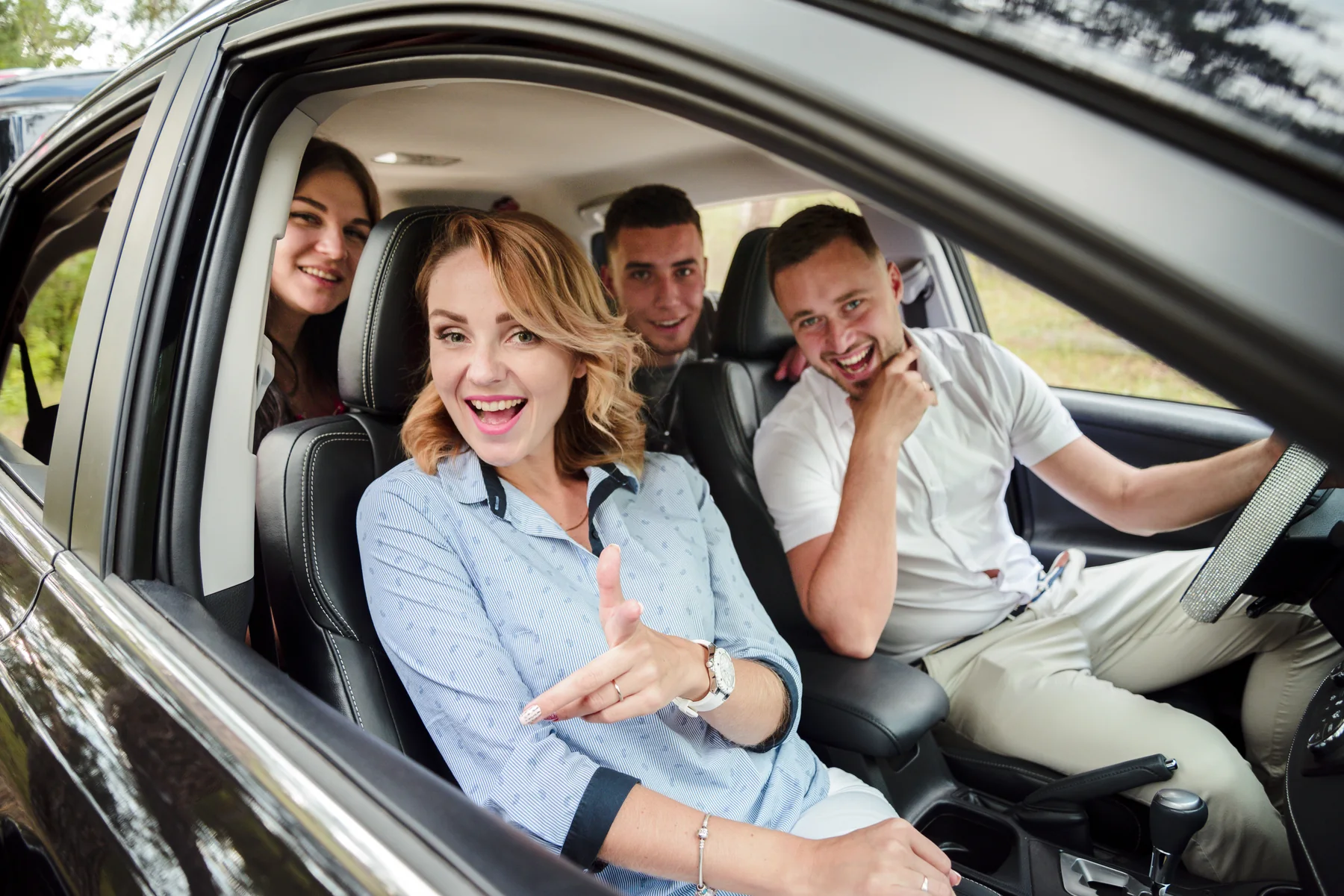 Compartir coche para ir a la universidad con LA RUEDA Grupo de estudiantes comparte coche para llegar a la universidad